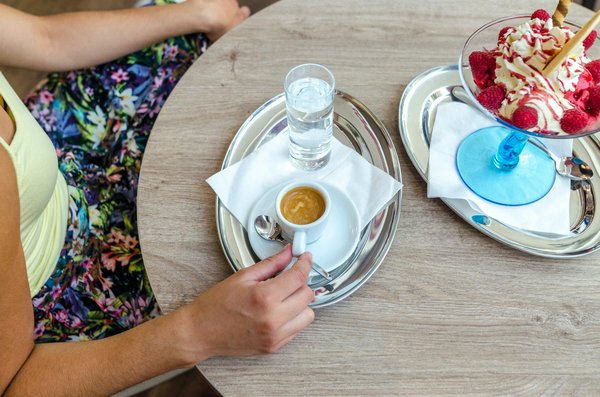 Stylish and cozy: the half zip-up knitted sweater trend